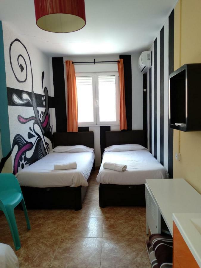 Hostal El Cid Valencia Exterior photo